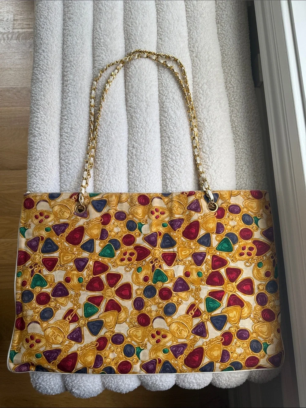 CHANEL tote vibrant